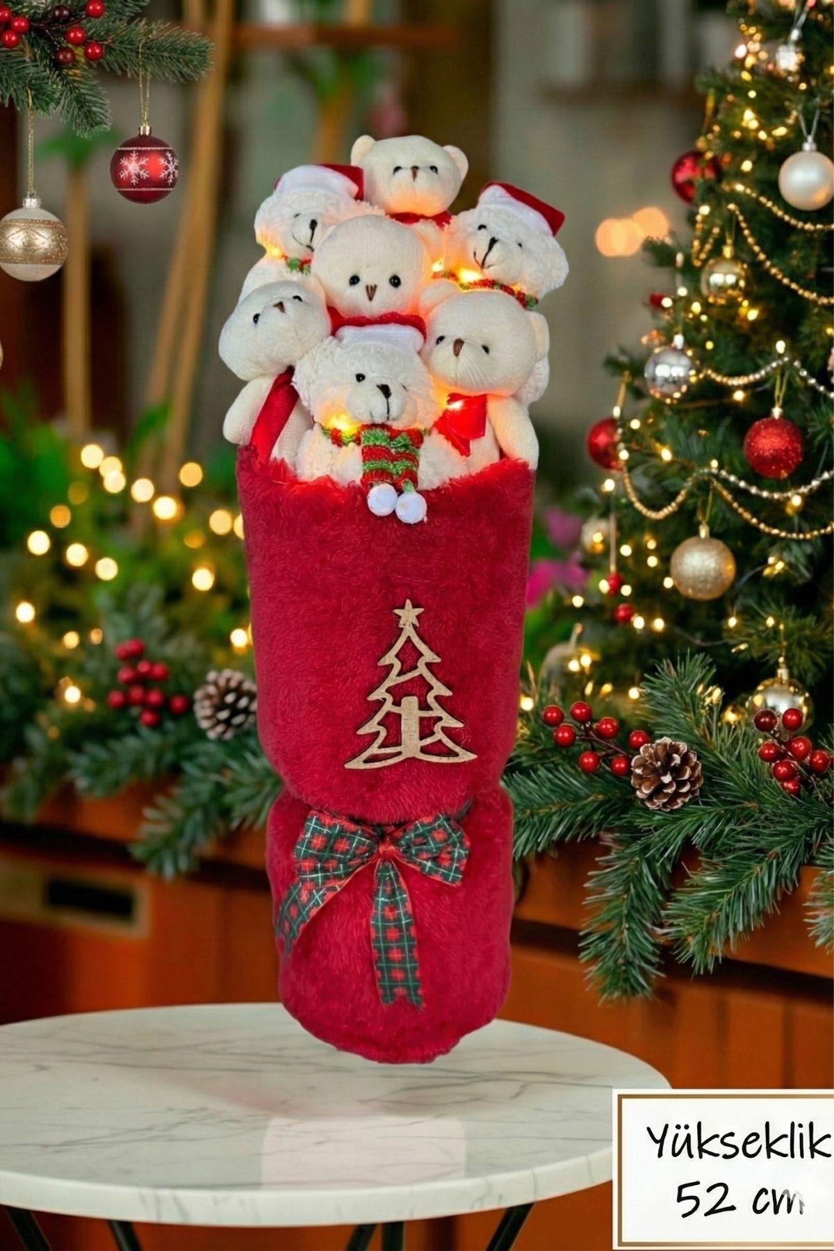 Deluxe Yılbaşı Temalı LED Işıklı Noel Ayıcıkları – Kırmızı Peluş Silindir Vazo Tasarımlı Atkılı Ayıcık Buketi