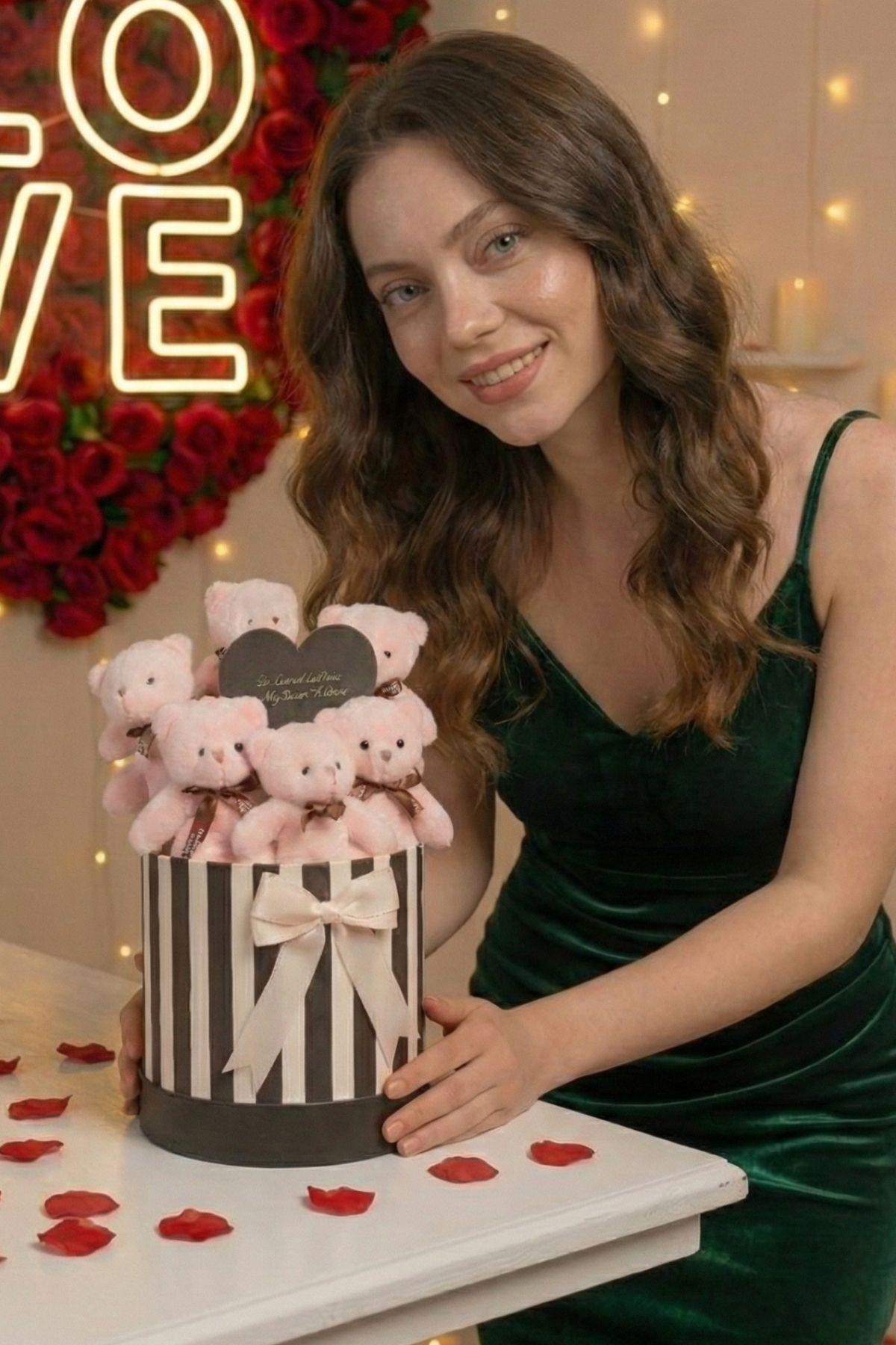 Kadınlar Günü Özel: Yazılı Aynalı Silindir Pembe Peluş Ayıcık Buketi Sevgiliye Hediye