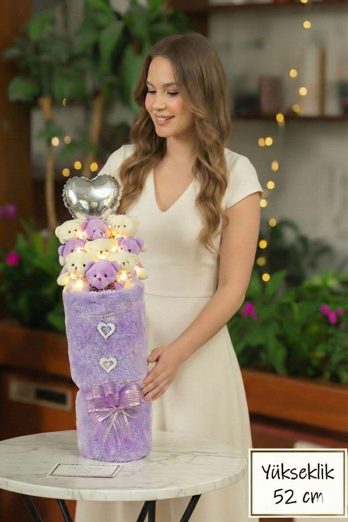 Kadınlar Gününe ÖZEL: Deluxe Mor-Beyaz Peluş Ayıcık LED Işıklı Kalp Balonlu Peluş Vazo Tasarımlı Ayıcık Buketi