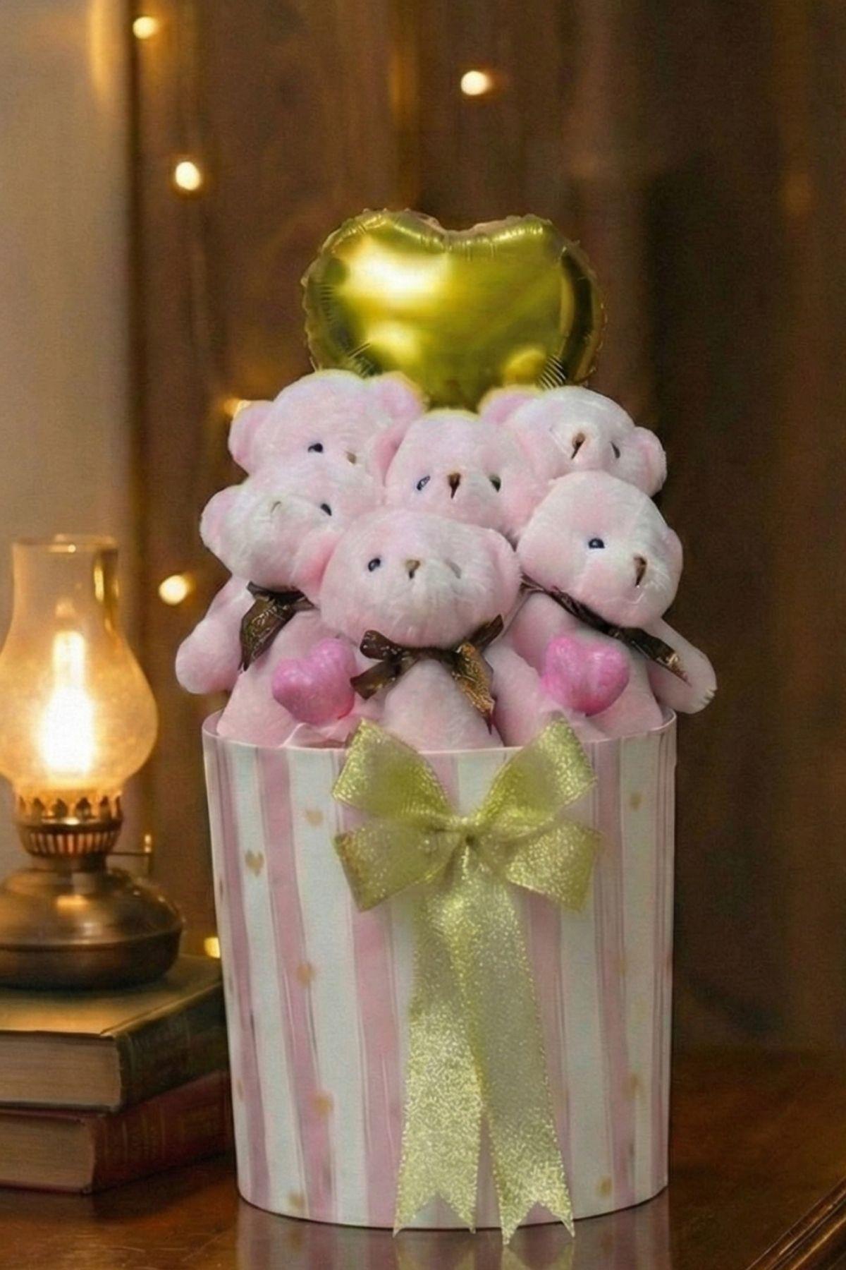 Kadınlar Gününe ÖZEL: LED Peri Işıklı Gold Detaylı Premium Silindir Kutuda, Kalpli Balonlu 6’lı Pembe Ayıcık Buketi