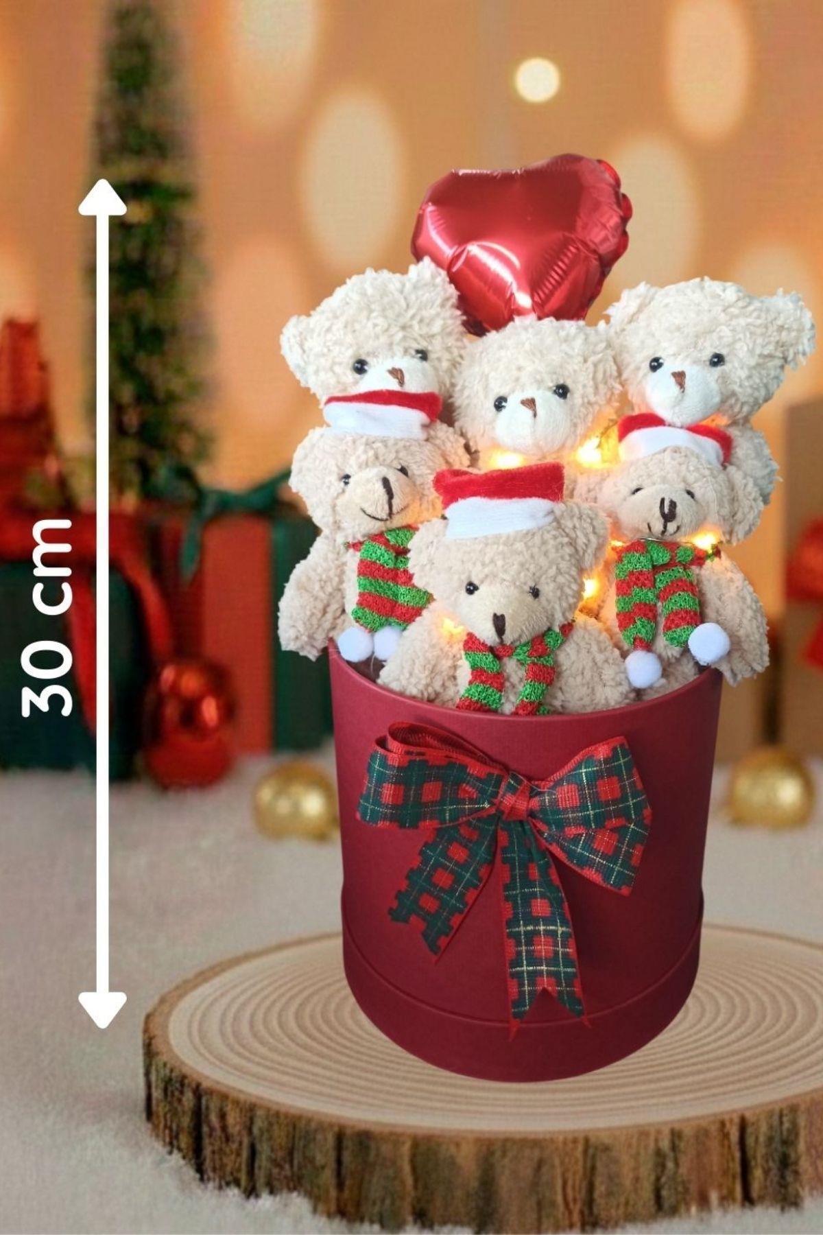 Yılbaşı ÖZEL Seri: Premium Silindir Kutuda Yılbaşı Temalı LED Işıklı Kalp Balonlu, Noel Şapkası ve Desenli Atkılı Boz Ayıcık Buketi