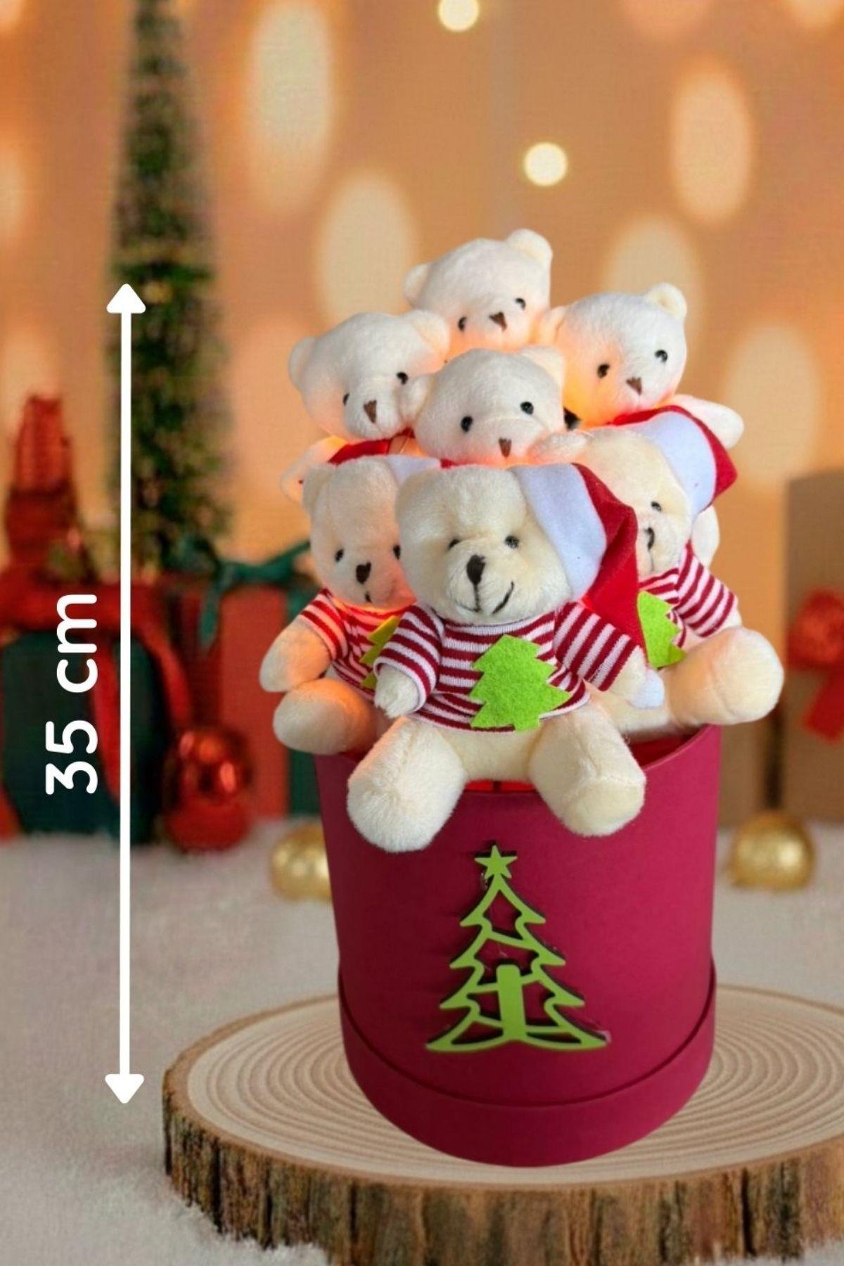 Yılbaşı ÖZEL Seri: Premium Silindir Kutuda Yılbaşı Temalı LED Işıklı, Noel Kıyafetli - Şapkalı Ayıcık Buketi