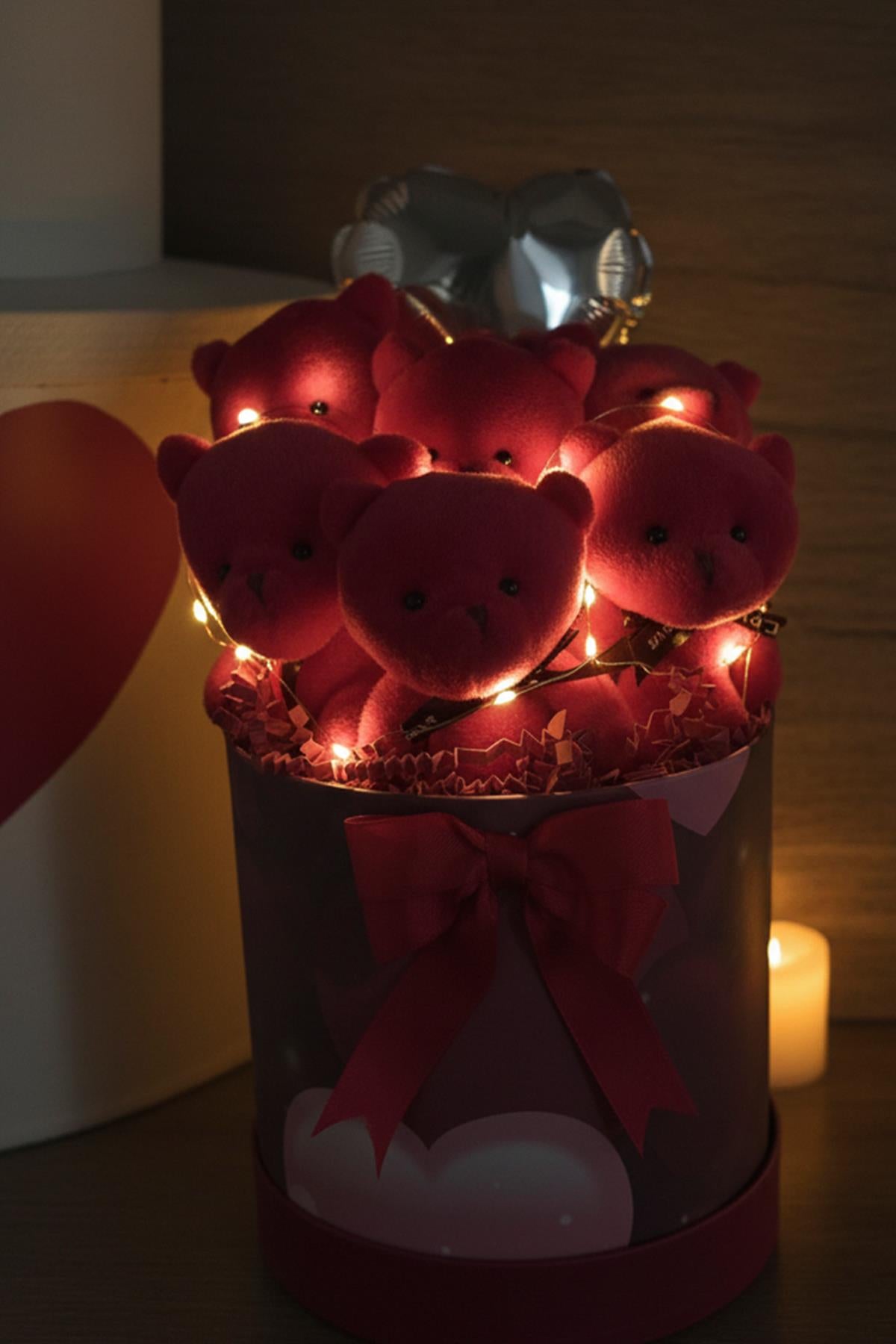 Kadınlar Gününe ÖZEL: Premium Özel Kalpli Silindir Kutusunda, Kalpli Balonlu LED Işıklı 6’lı Kırmızı Ayıcık Buketi