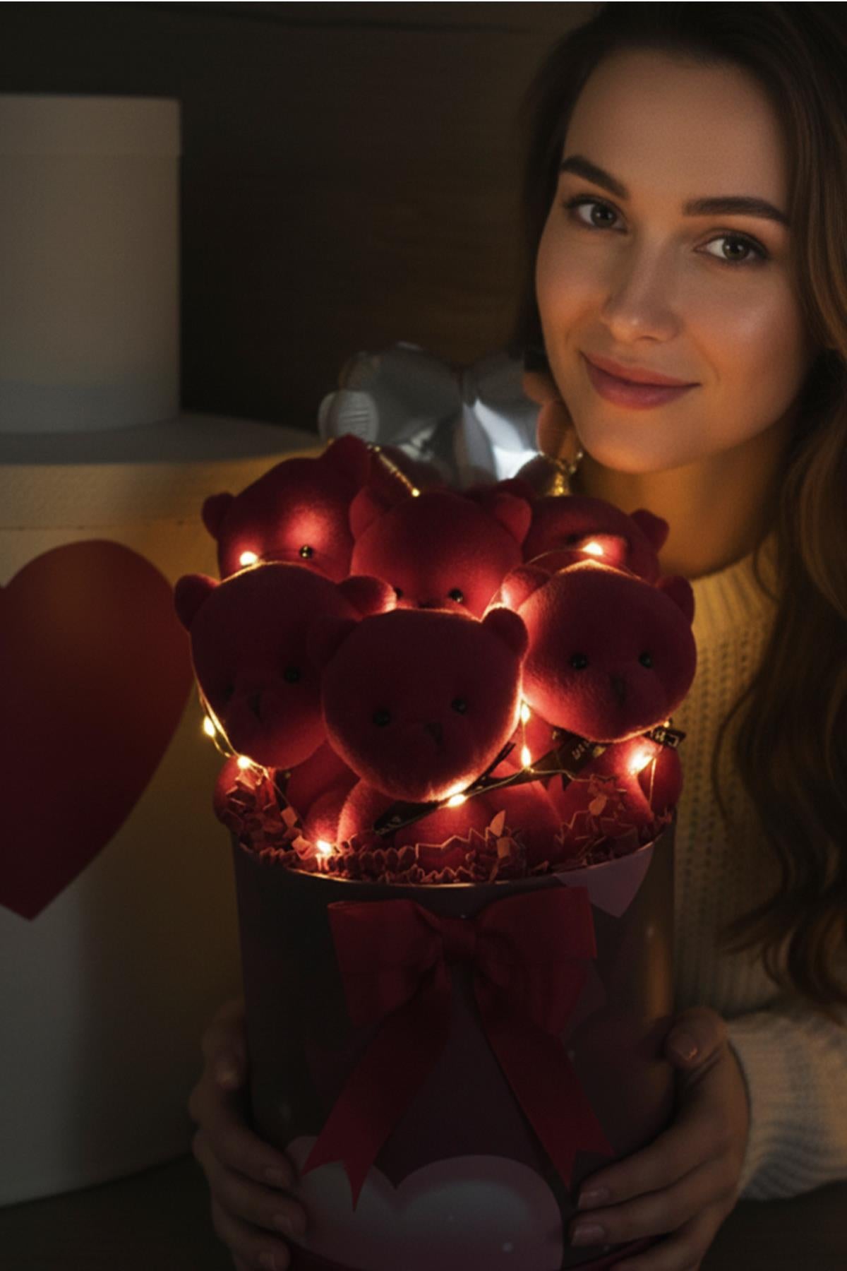 Kadınlar Gününe ÖZEL: Premium Özel Kalpli Silindir Kutusunda, Kalpli Balonlu LED Işıklı 6’lı Kırmızı Ayıcık Buketi