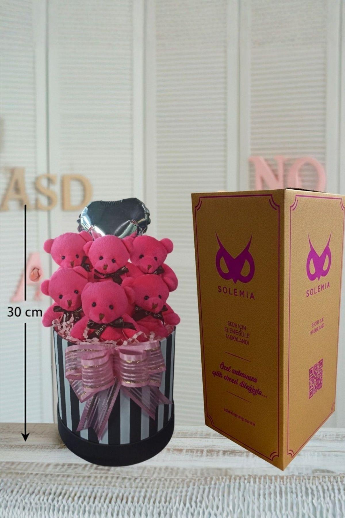 Kadınlar Gününe ÖZEL: Premium Silindir Hediye Kutusunda, Kalpli Balonlu 6’lı Fuşya Ayıcık Buketi