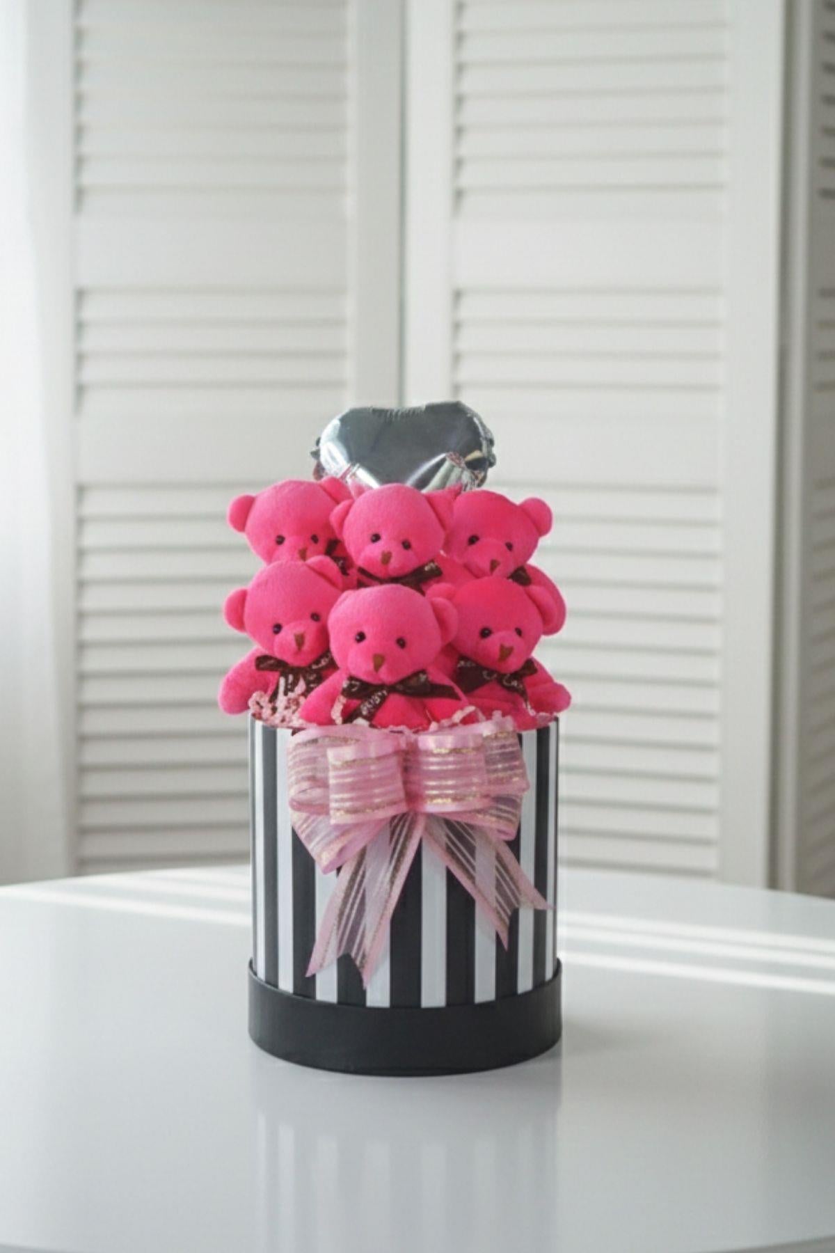 Kadınlar Gününe ÖZEL: Premium Silindir Hediye Kutusunda, Kalpli Balonlu 6’lı Fuşya Ayıcık Buketi