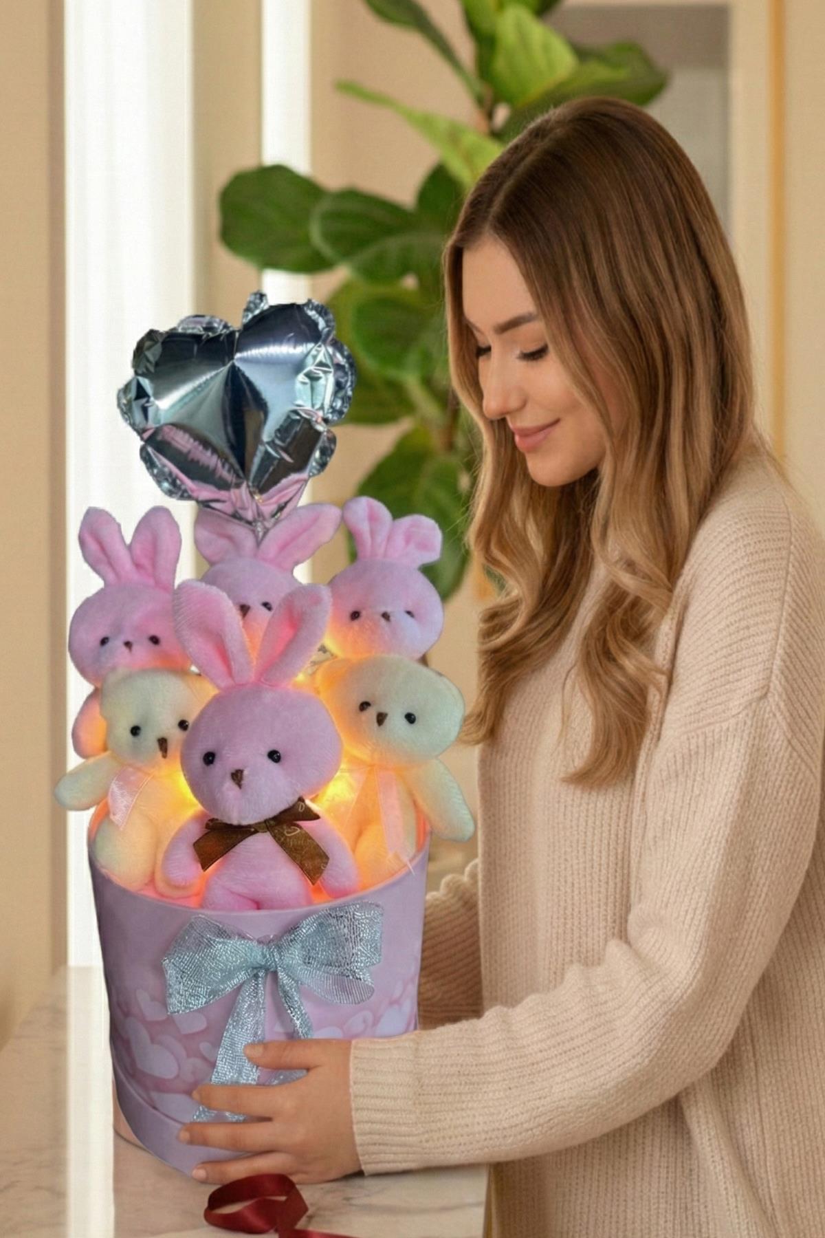 Kadınlar Gününe ÖZEL: Premium Silindir Hediye Kutusunda, Kalpli Balonlu LED Işıklı Pembe Tavşanlı Ayıcık Buketi