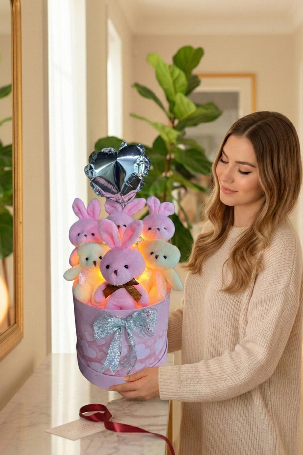 Kadınlar Gününe ÖZEL: Premium Silindir Hediye Kutusunda, Kalpli Balonlu LED Işıklı Pembe Tavşanlı Ayıcık Buketi