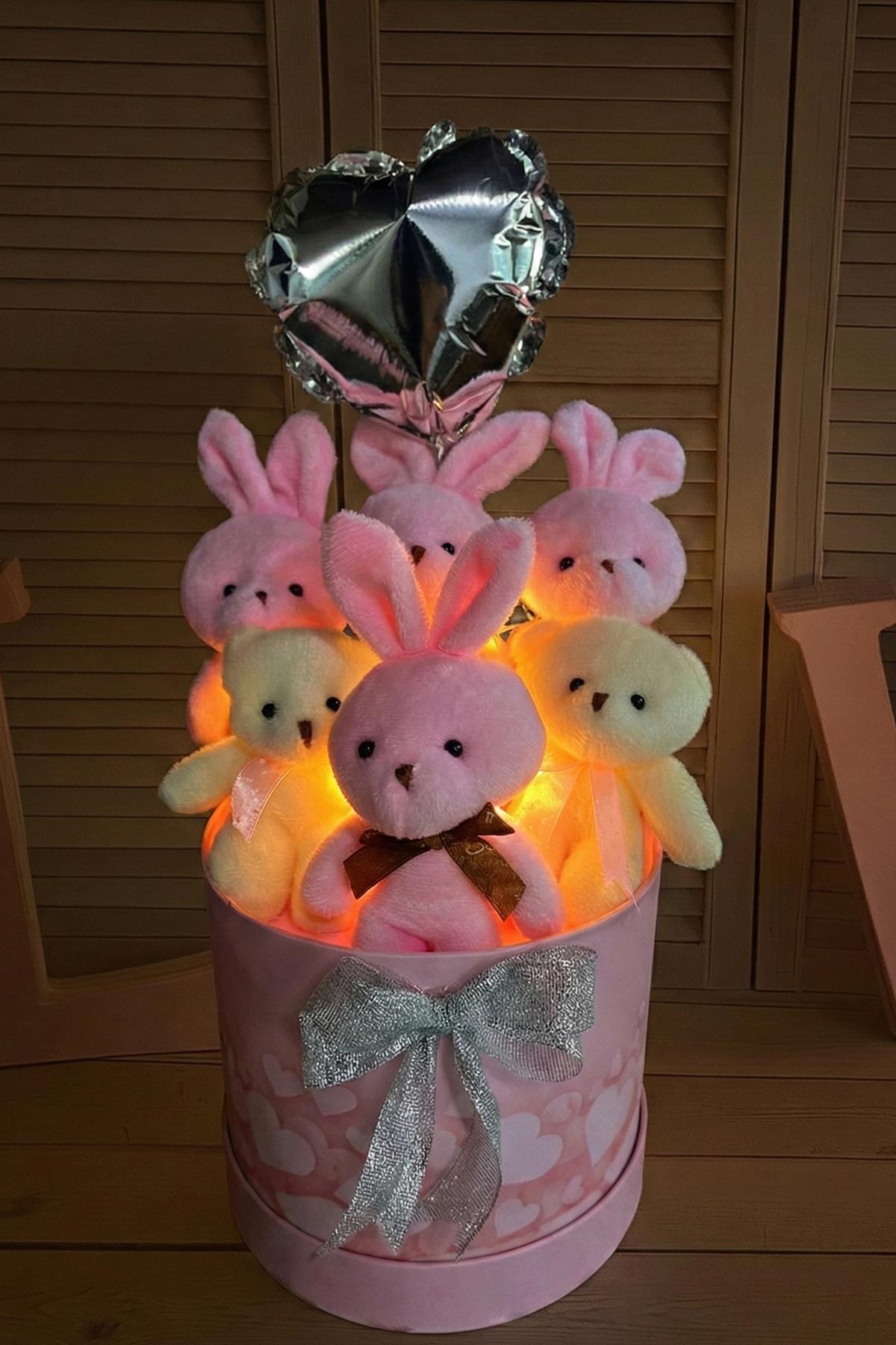 Kadınlar Gününe ÖZEL: Premium Silindir Hediye Kutusunda, Kalpli Balonlu LED Işıklı Pembe Tavşanlı Ayıcık Buketi