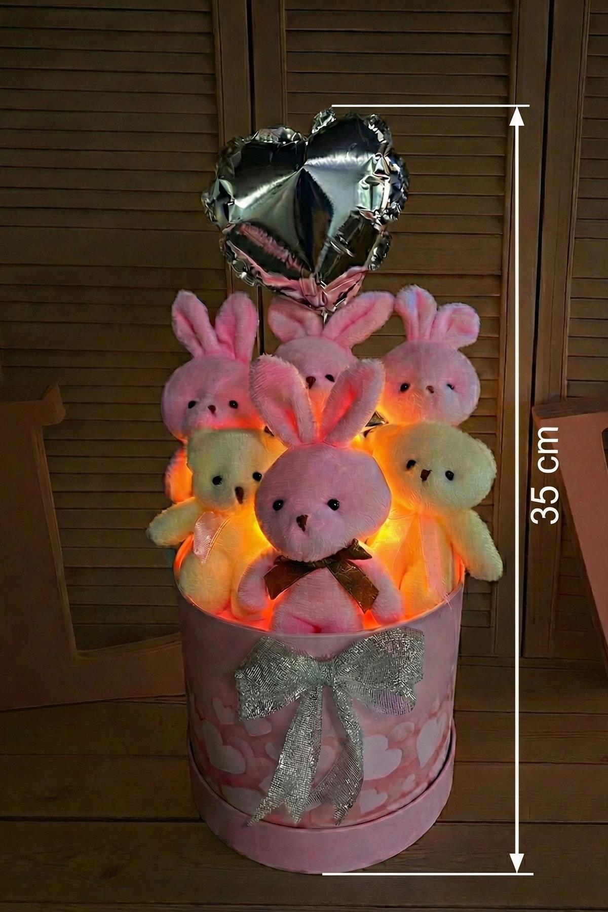 Kadınlar Gününe ÖZEL: Premium Silindir Hediye Kutusunda, Kalpli Balonlu LED Işıklı Pembe Tavşanlı Ayıcık Buketi