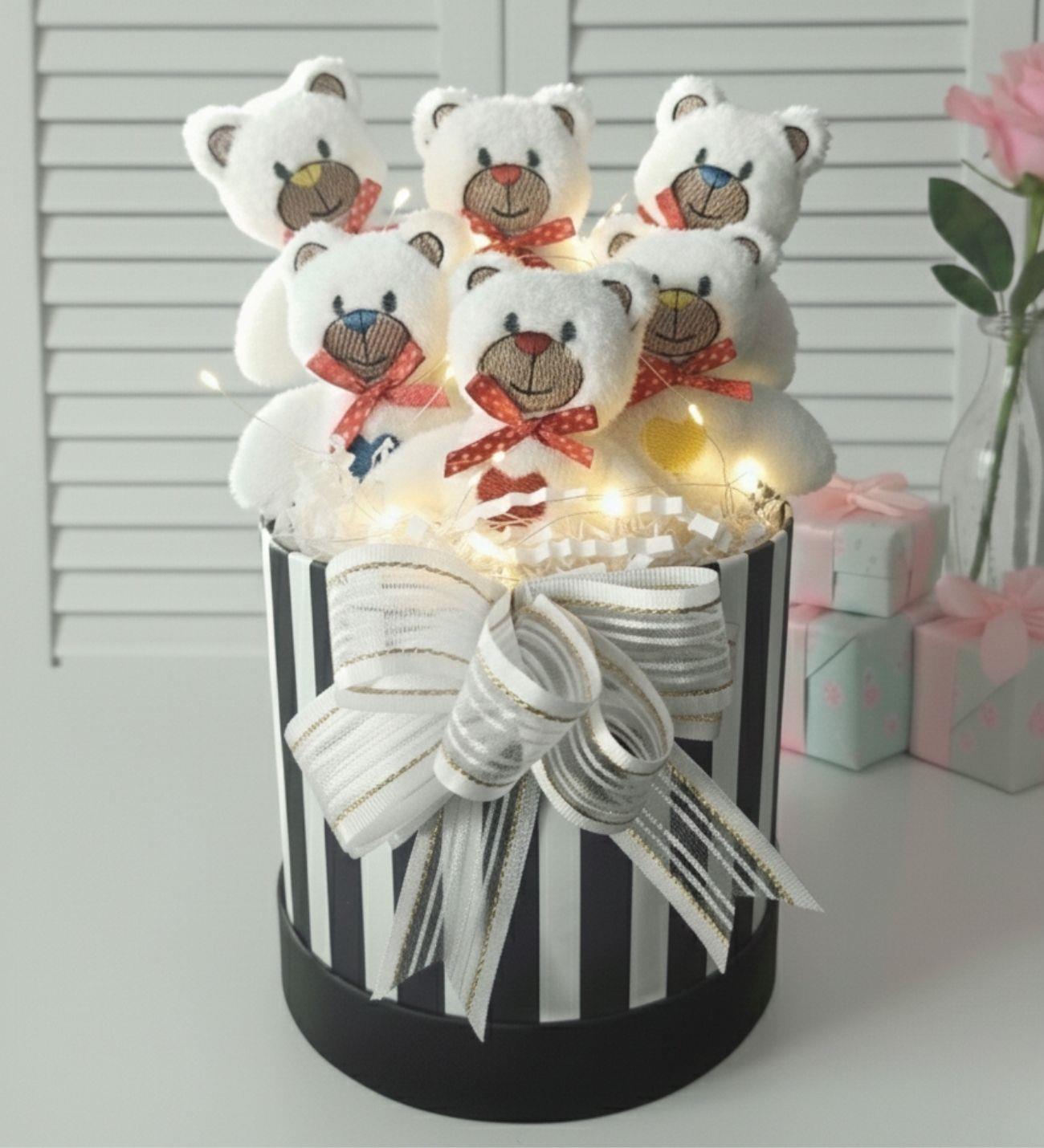 Kadınlar Gününe ÖZEL: Premium Silindir Hediye Kutusunda, LED Işıklı  6'lı Renkli Nakışlı Peluş Ayı Temalı Beyaz Ayıcık Buketi