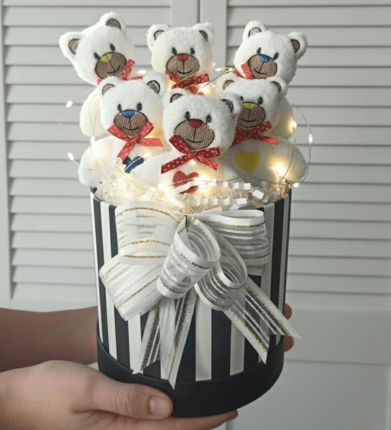 Kadınlar Gününe ÖZEL: Premium Silindir Hediye Kutusunda, LED Işıklı  6'lı Renkli Nakışlı Peluş Ayı Temalı Beyaz Ayıcık Buketi