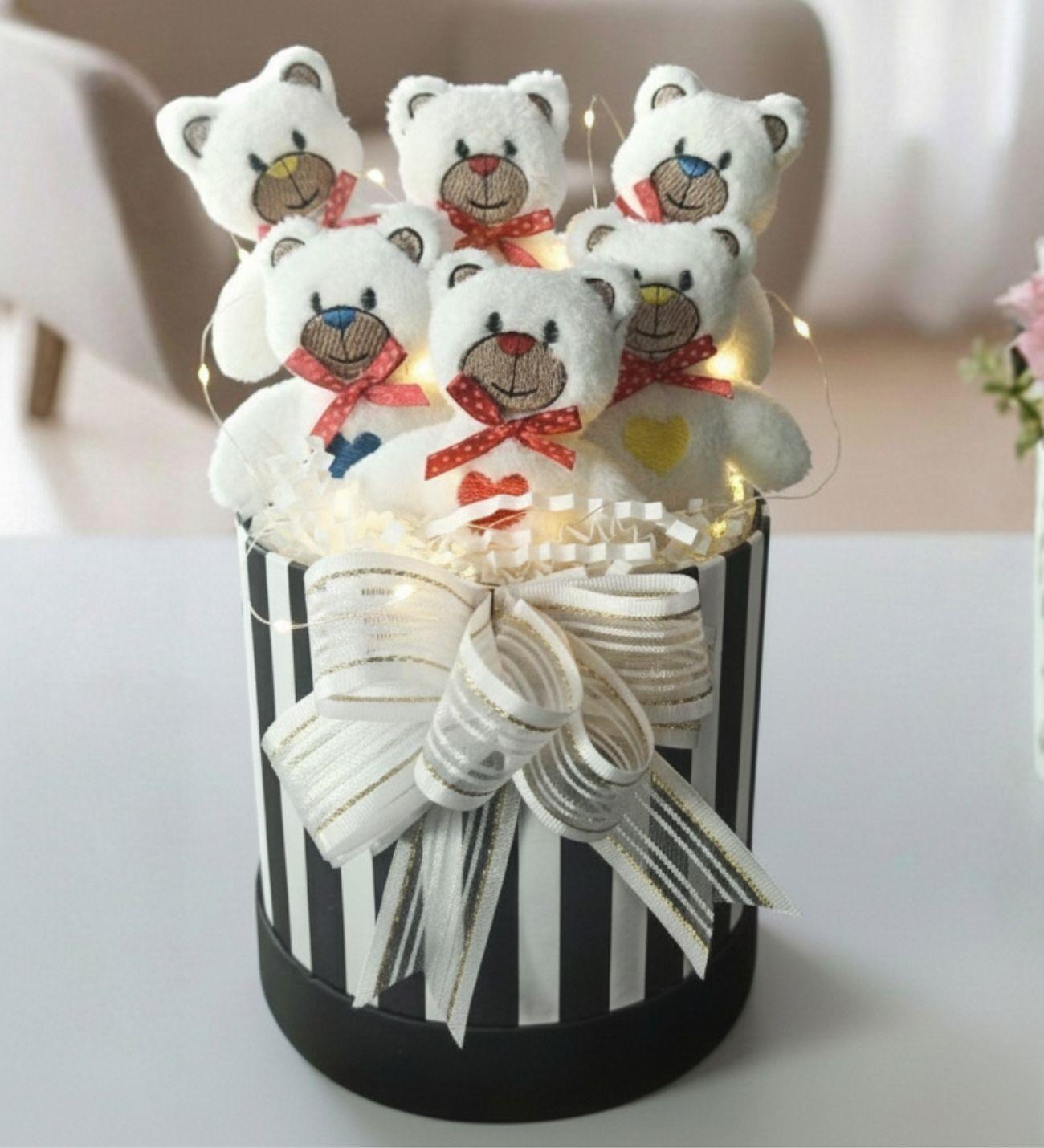 Kadınlar Gününe ÖZEL: Premium Silindir Hediye Kutusunda, LED Işıklı  6'lı Renkli Nakışlı Peluş Ayı Temalı Beyaz Ayıcık Buketi