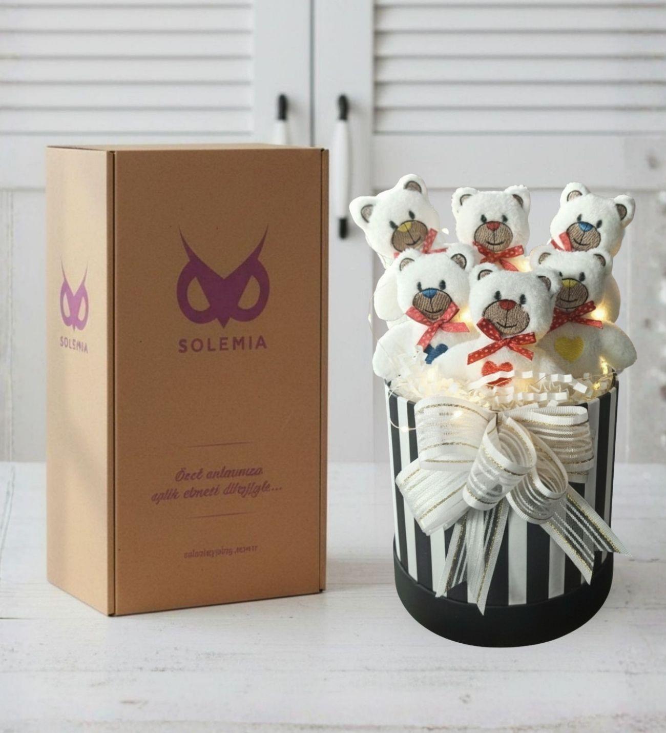 Kadınlar Gününe ÖZEL: Premium Silindir Hediye Kutusunda, LED Işıklı  6'lı Renkli Nakışlı Peluş Ayı Temalı Beyaz Ayıcık Buketi
