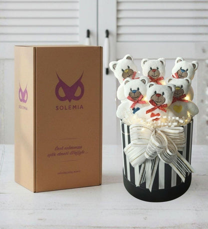 Kadınlar Gününe ÖZEL: Premium Silindir Hediye Kutusunda, LED Işıklı  6'lı Renkli Nakışlı Peluş Ayı Temalı Beyaz Ayıcık Buketi