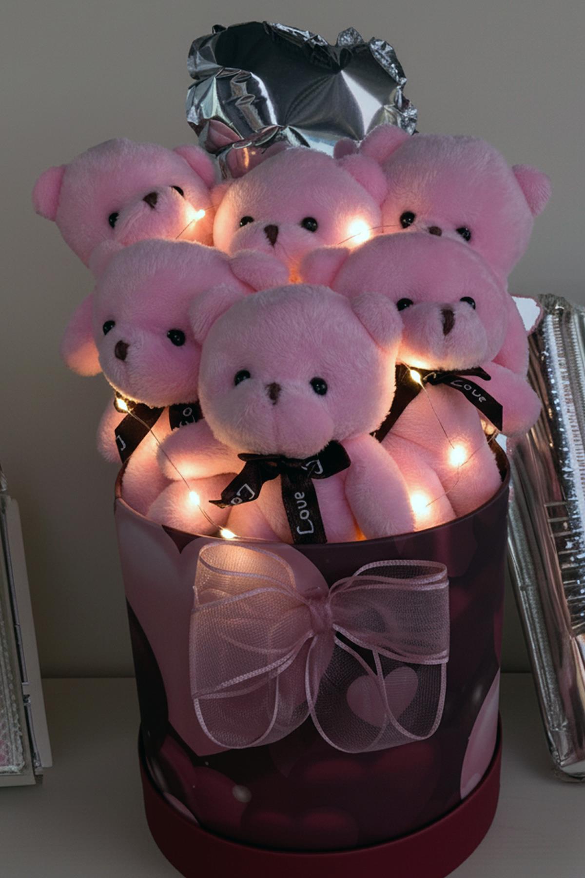 Premium Silindir Kalpli Kırmızı Kutusunda, Kalpli Balonlu LED Işıklı 6’lı Pembe Ayıcık Buketi