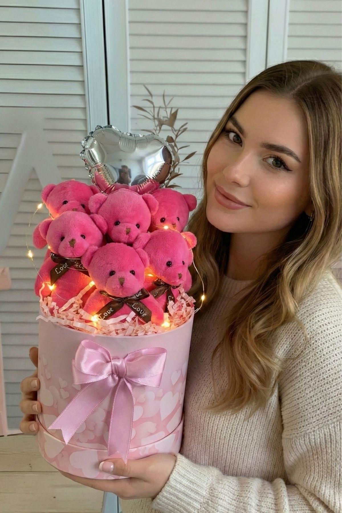Kadınlar Gününe ÖZEL: Premium Silindir Kalpli Pembe Kutusunda, Kalpli Balonlu LED Işıklı 6’lı Fuşya Ayıcık Buketi, Sevdiğine Hediye