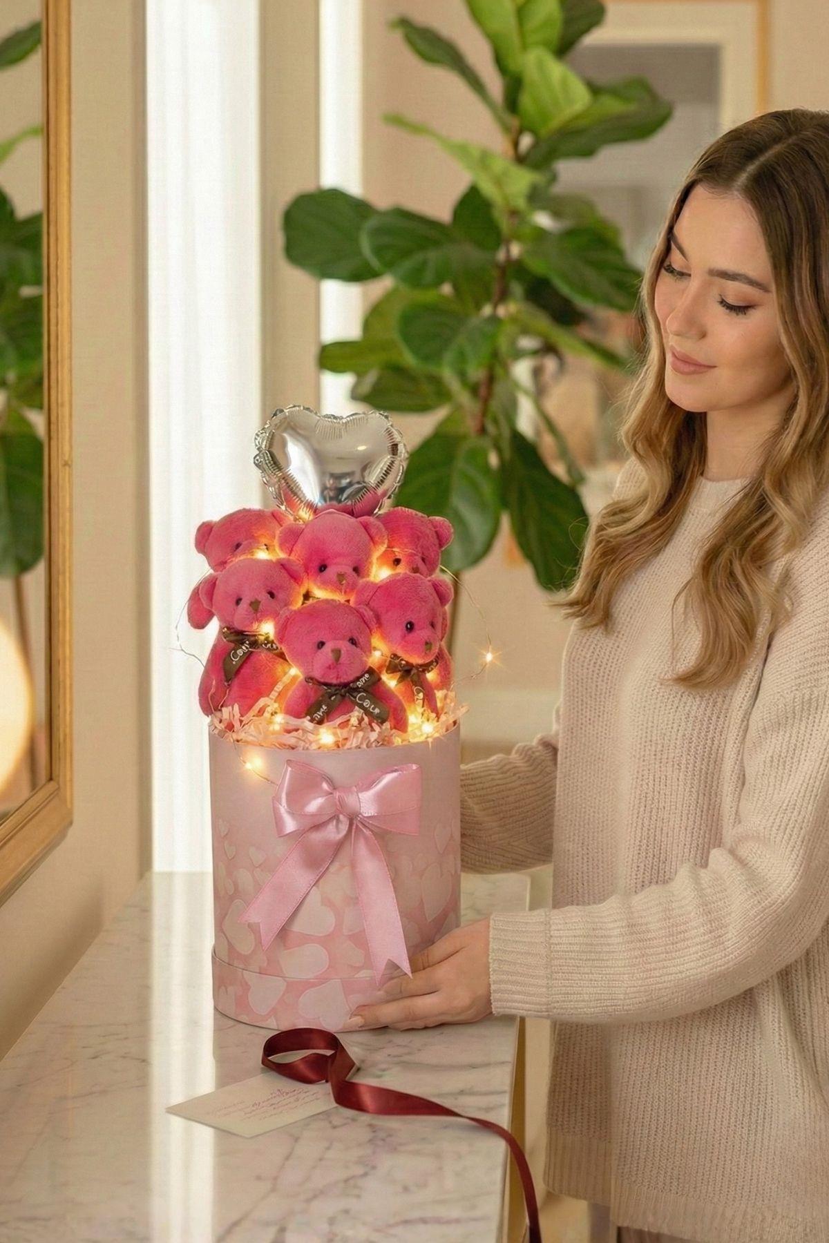 Kadınlar Gününe ÖZEL: Premium Silindir Kalpli Pembe Kutusunda, Kalpli Balonlu LED Işıklı 6’lı Fuşya Ayıcık Buketi, Sevdiğine Hediye