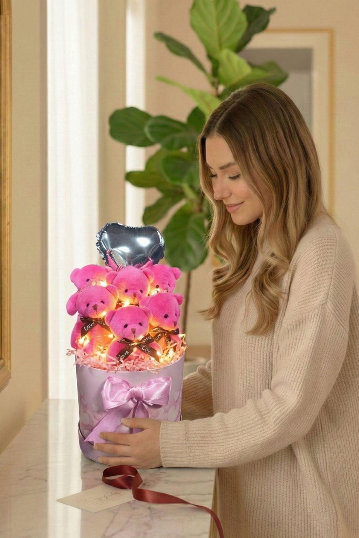 Kadınlar Gününe ÖZEL: Premium Silindir Kalpli Pembe Kutusunda, Kalpli Balonlu LED Işıklı 6’lı Fuşya Ayıcık Buketi, Sevdiğine Hediye