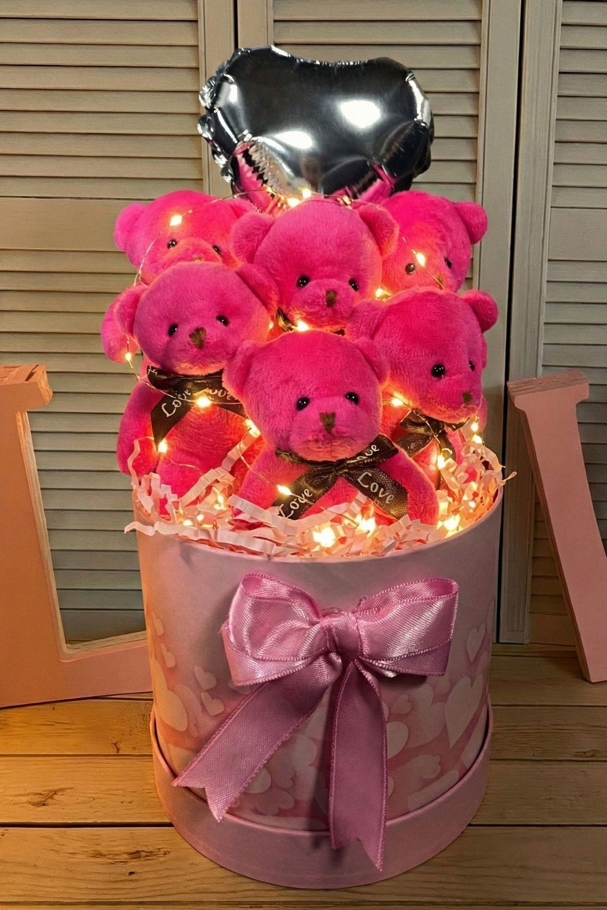 Kadınlar Gününe ÖZEL: Premium Silindir Kalpli Pembe Kutusunda, Kalpli Balonlu LED Işıklı 6’lı Fuşya Ayıcık Buketi, Sevdiğine Hediye