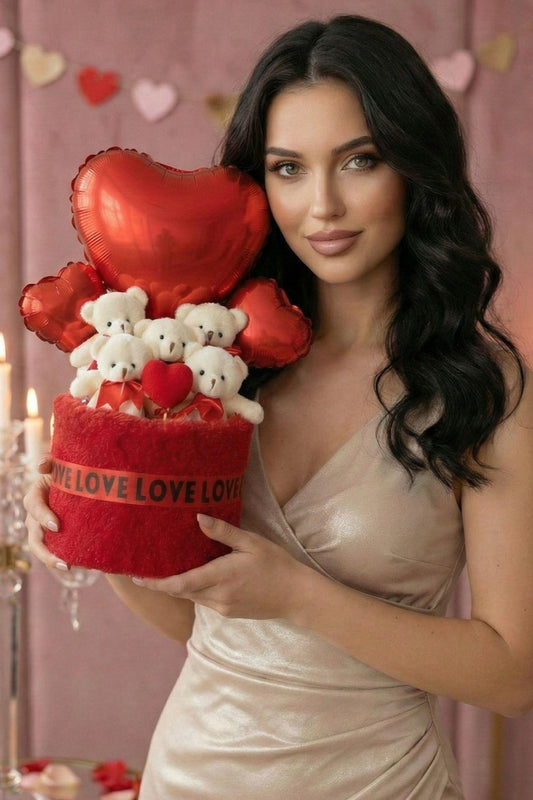 Kadınlar Günü’ne Özel: Deluxe Peluş Kutuda 5’li Ayıcık Buketi – Büyük Kalp ve Çift Kalp Balonlu Romantik Tasarım