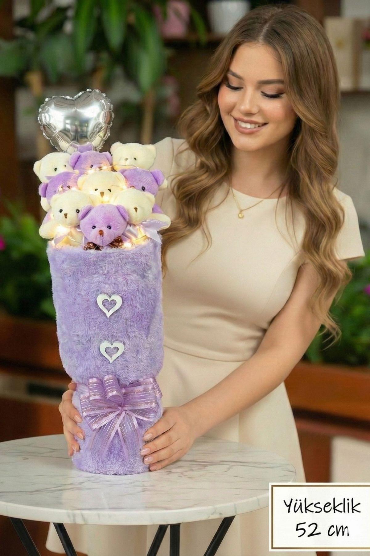 Kadınlar Gününe ÖZEL: Deluxe Mor-Beyaz Peluş Ayıcık LED Işıklı Kalp Balonlu Peluş Vazo Tasarımlı Ayıcık Buketi