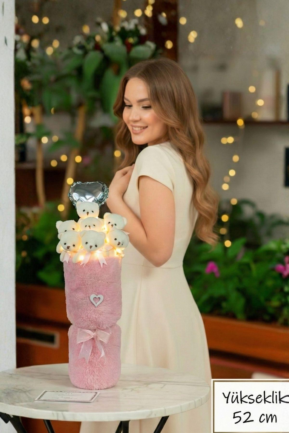 Kadınlar Gününe ÖZEL: Deluxe Pembe Peluş Ayıcık LED Işıklı Kalp Balonlu Peluş Vazo Tasarımlı Ayıcık Buketi