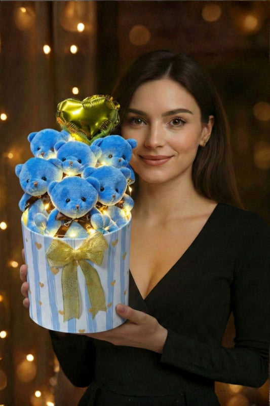 Kadınlar Gününe ÖZEL: LED Peri Işıklı Gold Detaylı Premium Silindir Kutuda, Kalpli Balonlu 6’lı Mavi Ayıcık Buketi