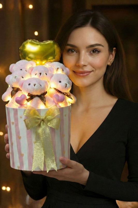 Kadınlar Gününe ÖZEL: LED Peri Işıklı Gold Detaylı Premium Silindir Kutuda, Kalpli Balonlu 6’lı Pembe Ayıcık Buketi