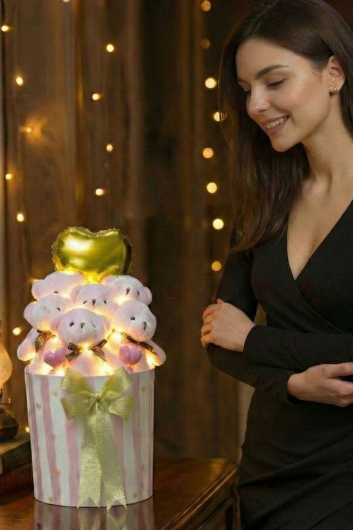 Kadınlar Gününe ÖZEL: LED Peri Işıklı Gold Detaylı Premium Silindir Kutuda, Kalpli Balonlu 6’lı Pembe Ayıcık Buketi