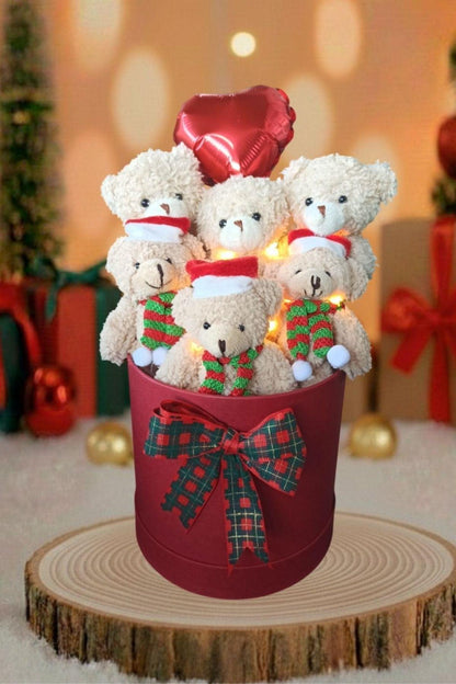 Yılbaşı ÖZEL Seri: Premium Silindir Kutuda Yılbaşı Temalı LED Işıklı Kalp Balonlu, Noel Şapkası ve Desenli Atkılı Boz Ayıcık Buketi