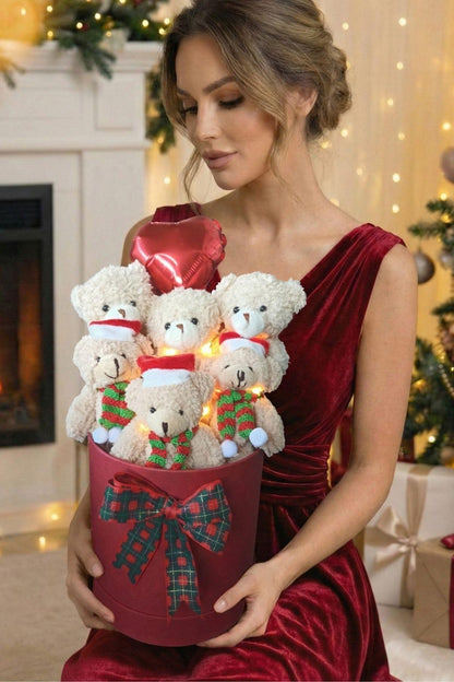 Yılbaşı ÖZEL Seri: Premium Silindir Kutuda Yılbaşı Temalı LED Işıklı Kalp Balonlu, Noel Şapkası ve Desenli Atkılı Boz Ayıcık Buketi