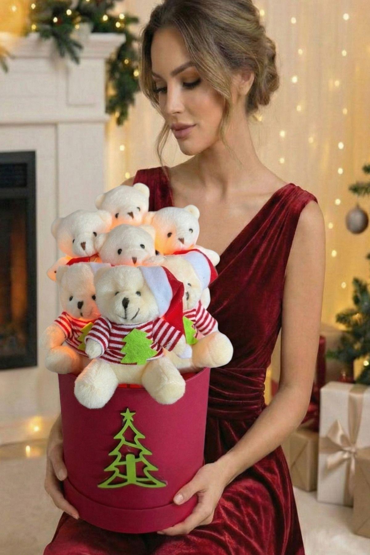 Yılbaşı ÖZEL Seri: Premium Silindir Kutuda Yılbaşı Temalı LED Işıklı, Noel Kıyafetli - Şapkalı Ayıcık Buketi